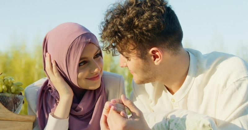 Hukum Meninggalkan Ortu untuk Suami dalam Perspektif Islam