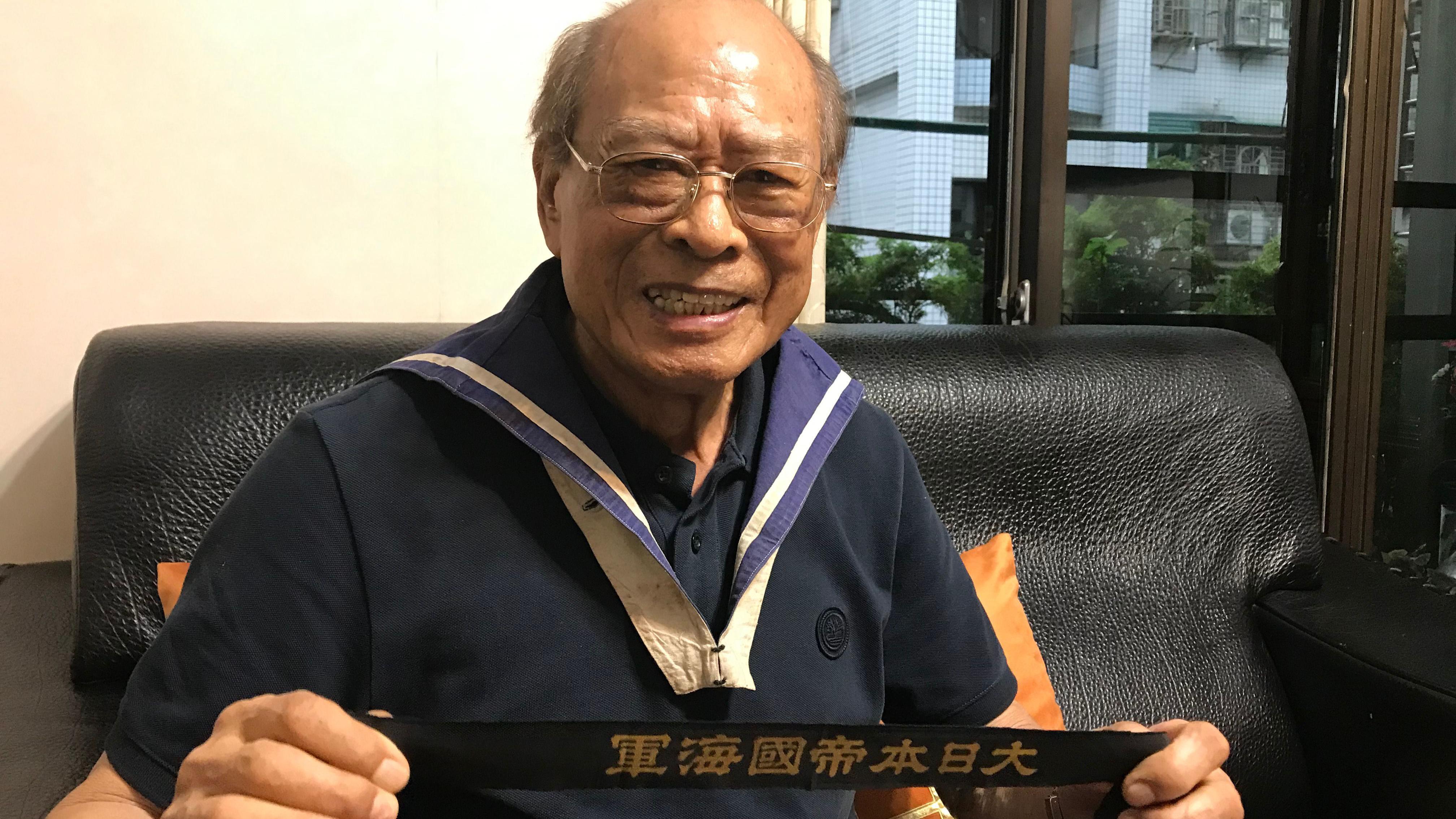 陳金村接近100歲，精神抖擻地拿出當年擔任日本兵的衣物，並穿上日本海軍制服領巾。