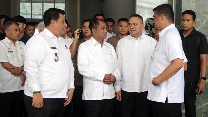 Bersama Gubernur Sumut, Menteri ATR/BPN Menyerahkan Sertifikat Tanah untuk Aset Pemkab Pakpak Bharat