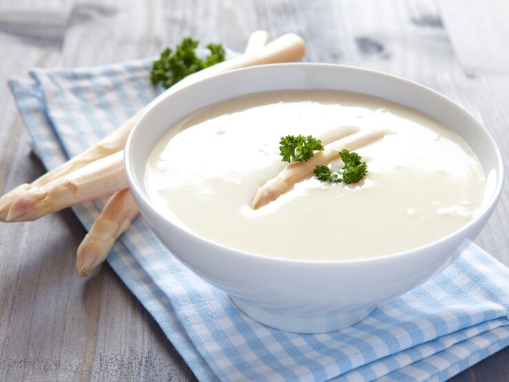 Weiße Spargelsuppe: Schnell, einfach und unverschämt lecker!