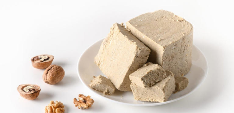 الحلاوة الطحينية مع المكسرات