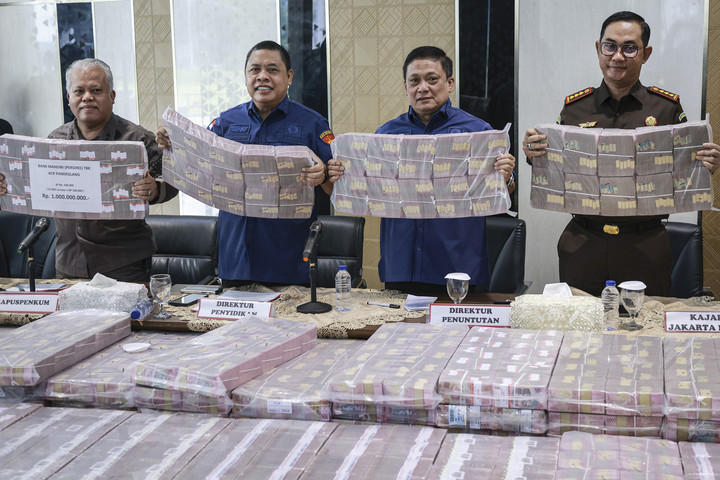 Tumpukan uang penyitaan terkait kasus dugaan tindak pidana pencucian uang (TPPU) Duta Palma Group, di Gedung Jampidsus Kejagung, Jakarta, Kamis (8/5/2025). Foto: Dhemas Reviyanto/ANTARA FOTO