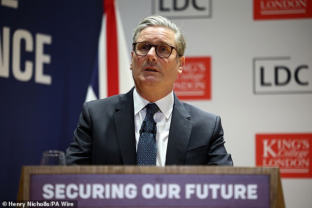 السير كير ستارمر يتحدث في مؤتمر الدفاع في لندن في بوش هاوس في لندن