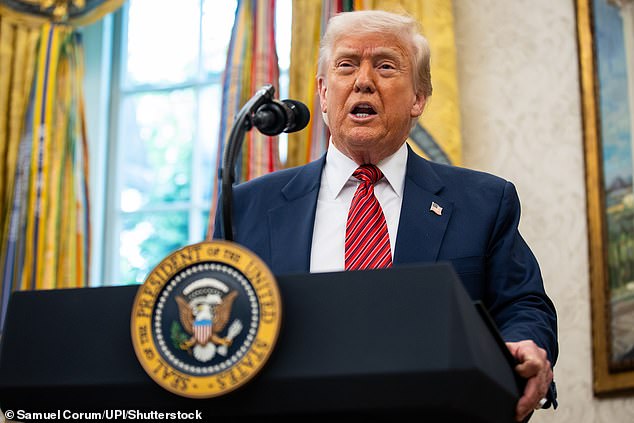 كشف دونالد ترامب في وقت مبكر من صباح الخميس أن أول صفقة تجارية كبيرة له منذ عيد التحرير هي مع المملكة المتحدة