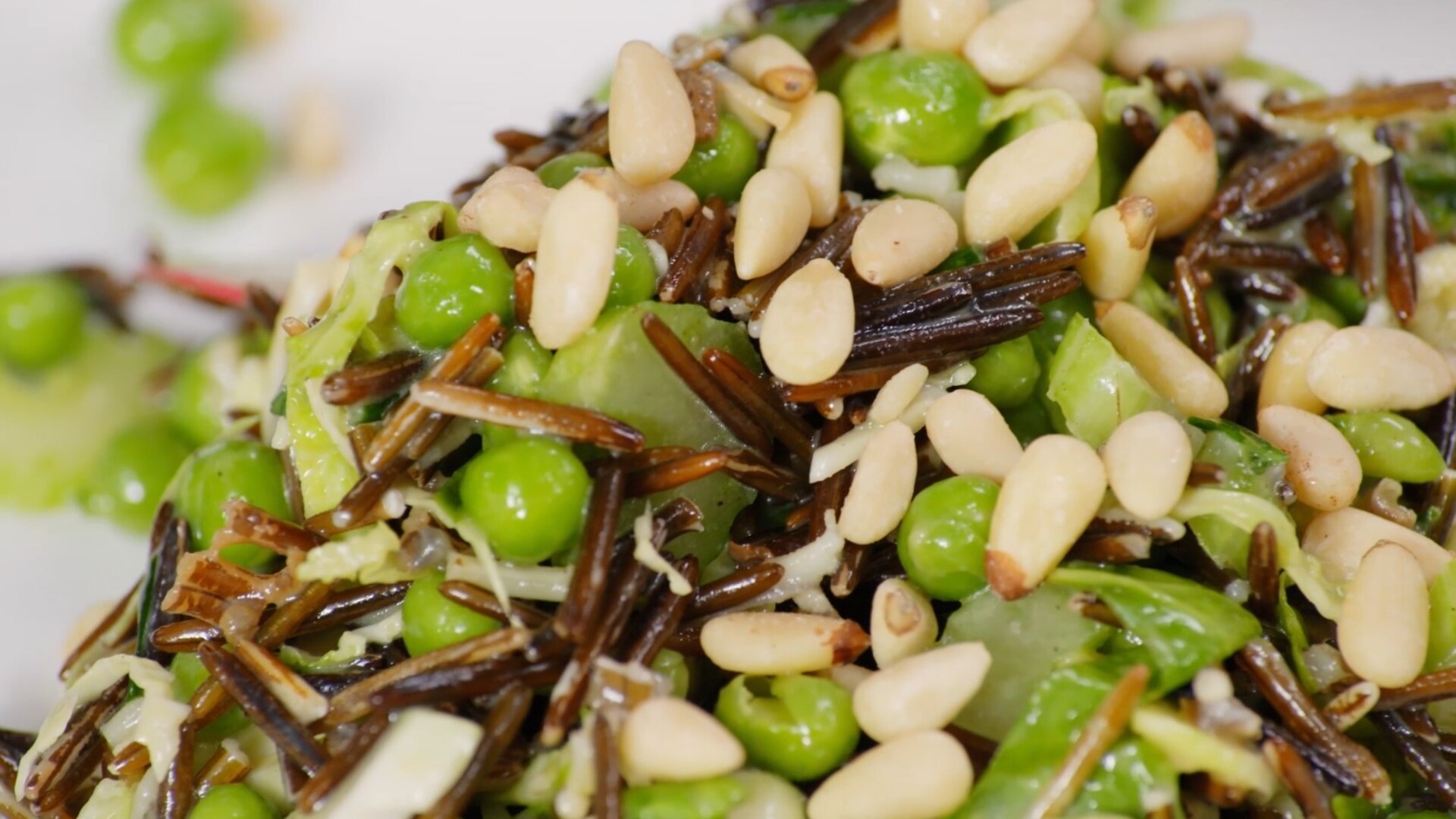 Herzhafter Blümchenreis-Salat mit einem würzigen Dressing