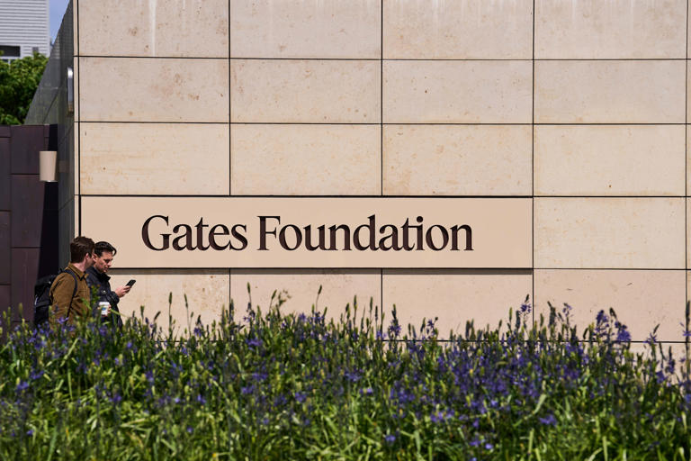Fundada por Bill Gates y Melinda French Gates en el año 2000, la fundación tiene un rol central en las políticas de salud global. Destaca por su estrategia de asociarse con empresas para bajar el costo de tratamientos médicos y ampliar su acceso en países de ingresos bajos y medios (Copyright 2025 The Associated Press. All rights reserved.)