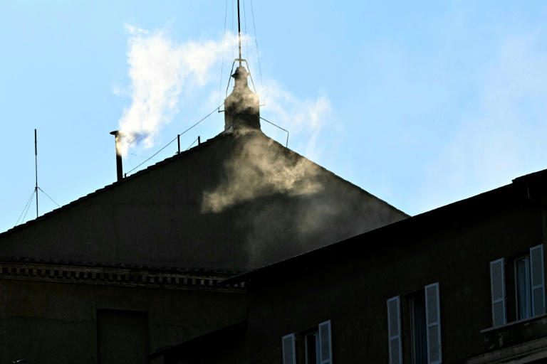 El humo blanco de la chimenea de la Capilla Sixtina, en Ciudad del Vaticano, anuncia que los cardenales han elegido al nuevo papa el 8 de mayo de 2025