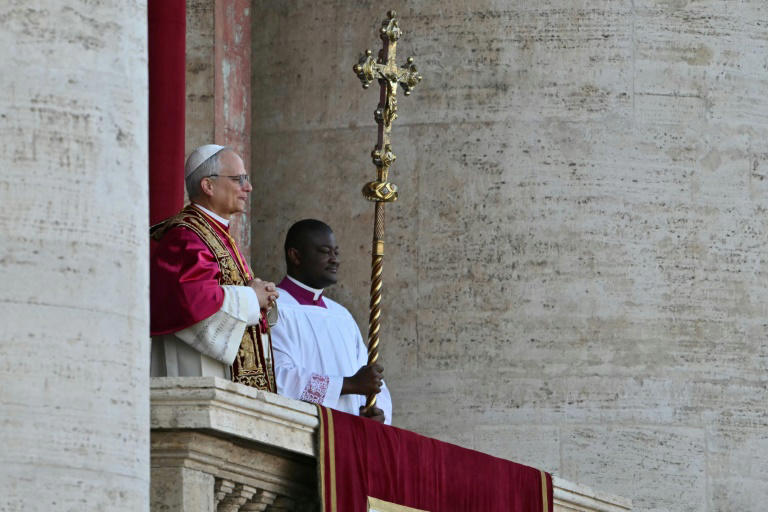 El nuevo papa, Robert Francis Prevost, saluda desde el balcón principal de la logia de la Basílica de San Pedro de Ciudad del Vaticano el 8 de mayo de 2025