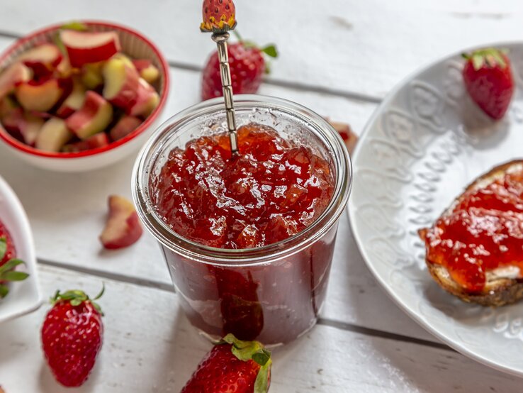 Rhabarber-Erdbeer-Gelee: Großmutters saisonale Leckerei