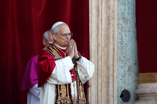 Vatikan'da yeni Papa 14. Leo! Locadan halkı selamladı