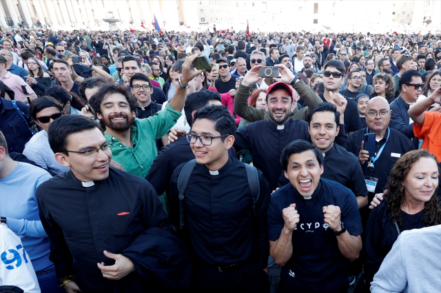 Vatikan'da yeni Papa 14. Leo! Locadan halkı selamladı