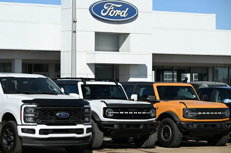 Una fotografía de archivo de un vehículo Ford estacionado afuera de un concesionario Ford en Edmonton, Alberta.