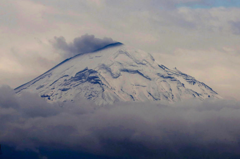 Popocatépetl And Iztaccíhuatl Volcanoes In Mexico, "painted White" After Low Temperatures Were Recorded