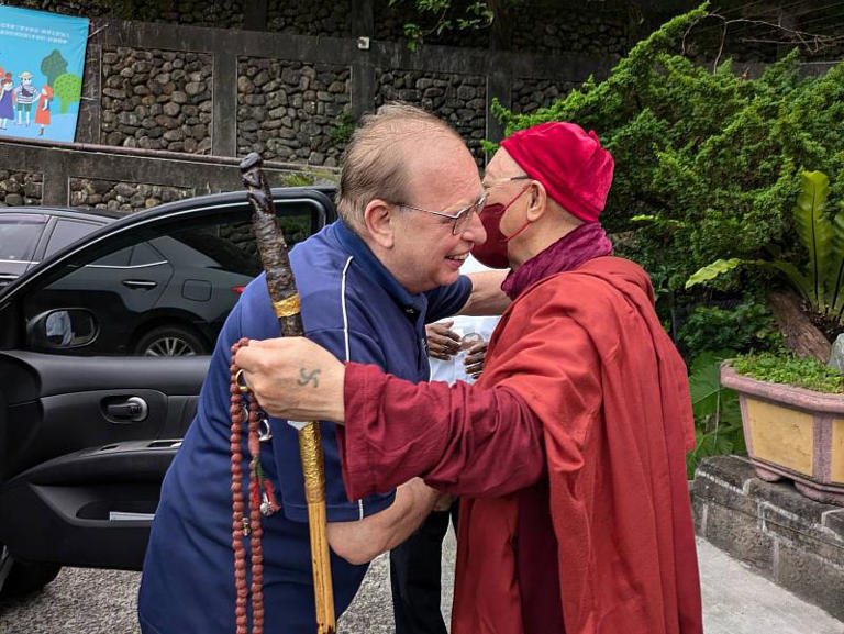 靈鷲山開山住持心道法師（右）擁抱王敬仁神父。（圖由靈鷲山佛教教團提供）