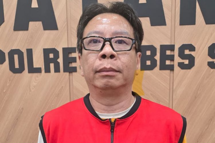Suami Jan Hwa Diana Dicokok sebagai Tersangka, Pakai Rompi Khusus Polisi