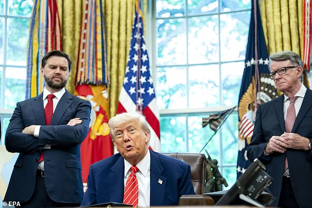 الاتفاقية التي أعلنها رئيس الوزراء ودونالد ترامب (في الصورة) سيخفض التعريفات الجمركية من 25 في المائة إلى 10 في المائة لأول 100,000 سيارة يتم إرسالها إلى أمريكا