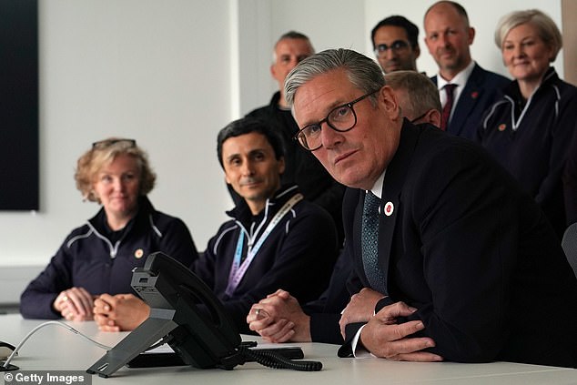 أجرى السير كير محادثة غريبة أمام الكاميرا مع السيد ترامب أثناء وضع اللمسات الأخيرة على الشروط 