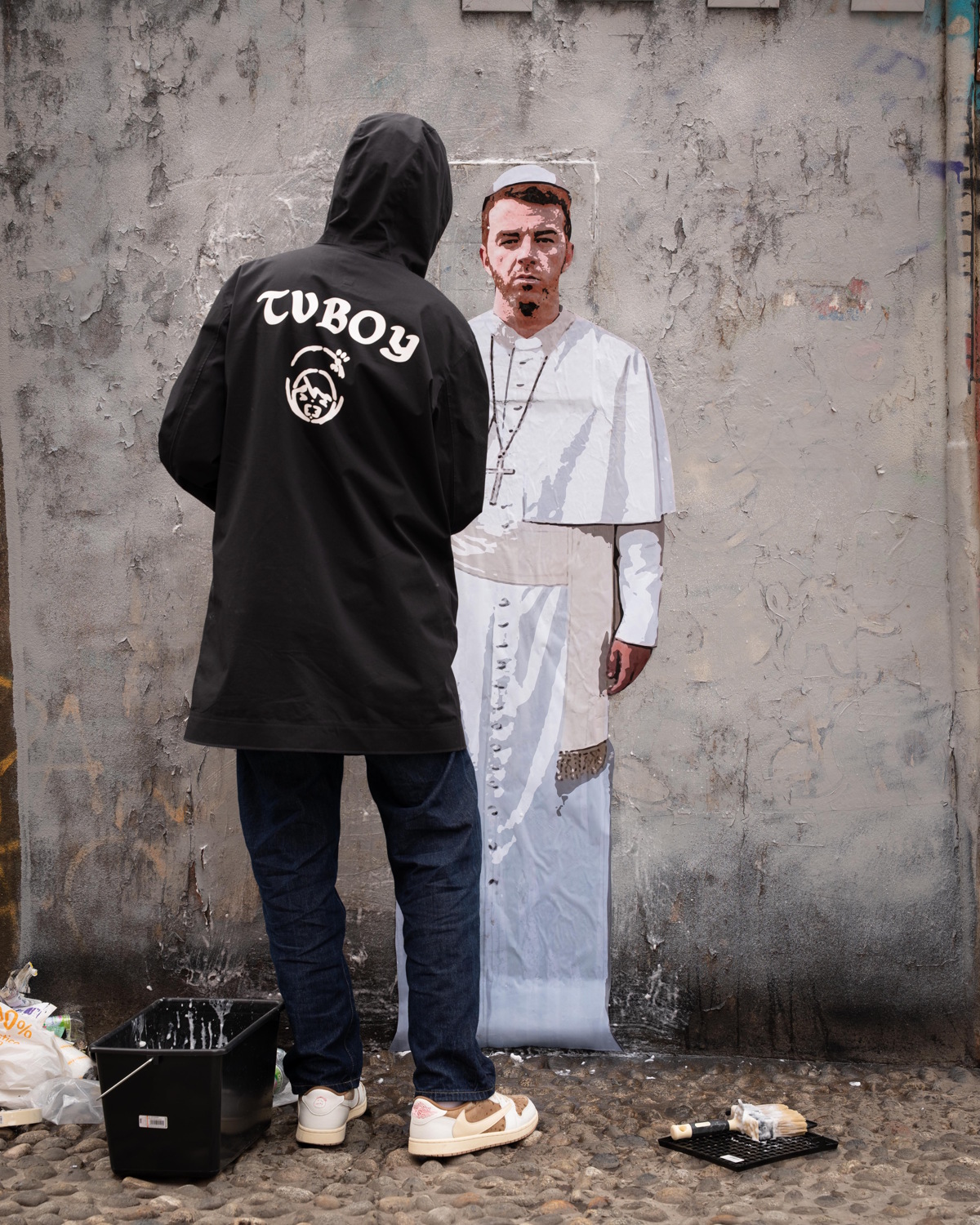 TVboy, nel nuovo murale il rapper Salmo diventa Papa in versione street ...