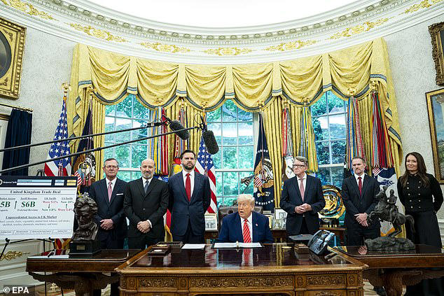 اصطف السيد ترامب وفريقه في المكتب البيضاوي مع سفير المملكة المتحدة اللورد ماندلسون