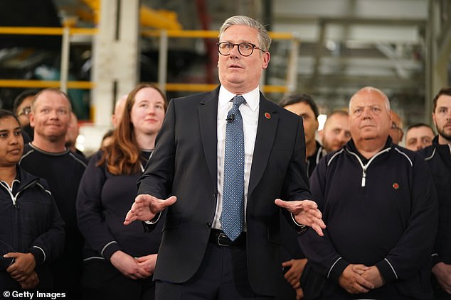 ذهب كير ستارمر إلى مصنع JLR في سوليهال للإعلان عن الاتفاقية أمس 