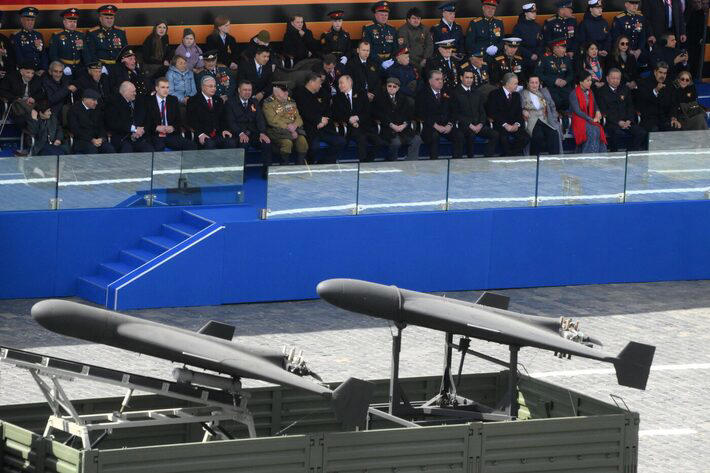 Putin exibiu o drone Geran-2, de origem iraniana, na Praça Vermelha, diante de Lula, Xi Jinping e líderes asiáticos, africanos e de ex-repúblicas soviéticas Foto: Alexey Maishev/AP