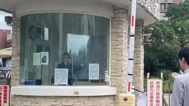 亞太創意學院為了防止竊賊入侵竟用假人當保全。（圖／翻攝自苗栗縣議員曾玟學臉書）