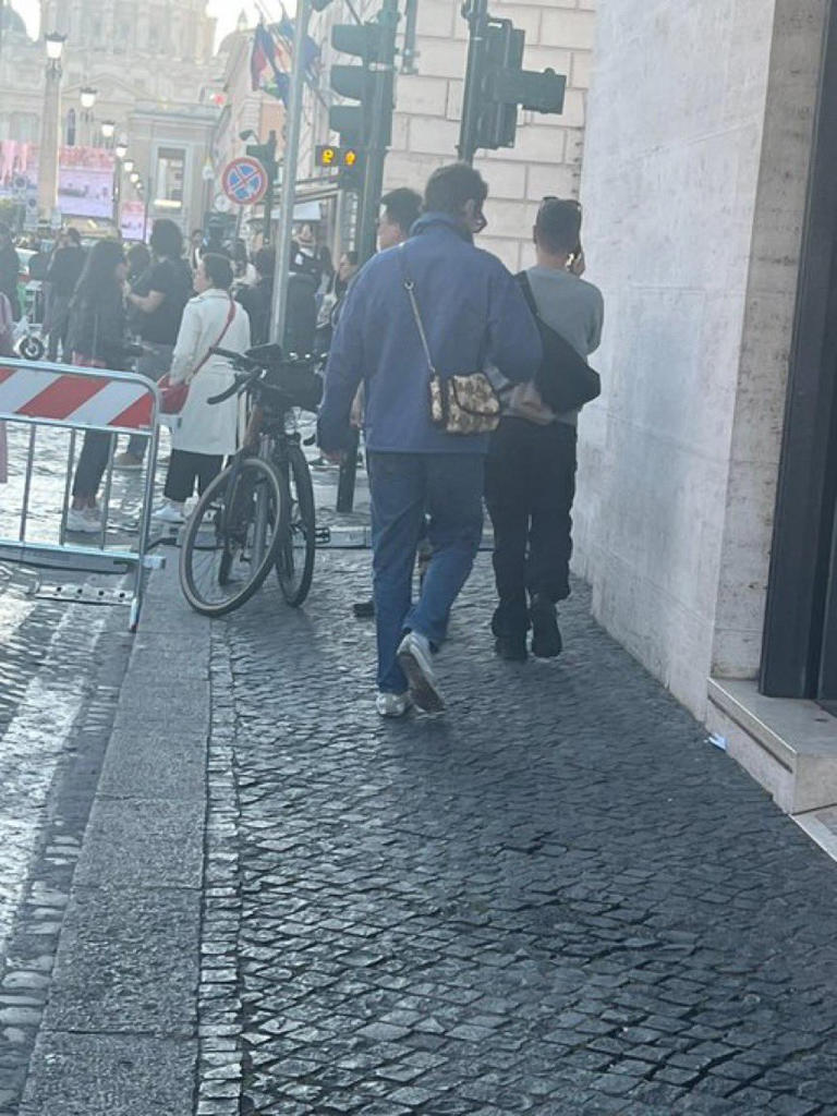 Harry Styles es descubierto en el Vaticano en pleno anuncio del nuevo papa