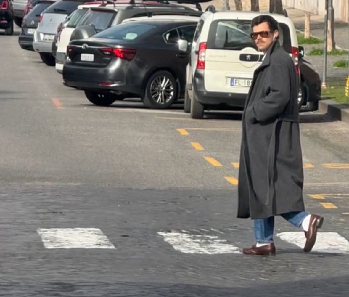 Harry Styles es descubierto en el Vaticano en pleno anuncio del nuevo papa