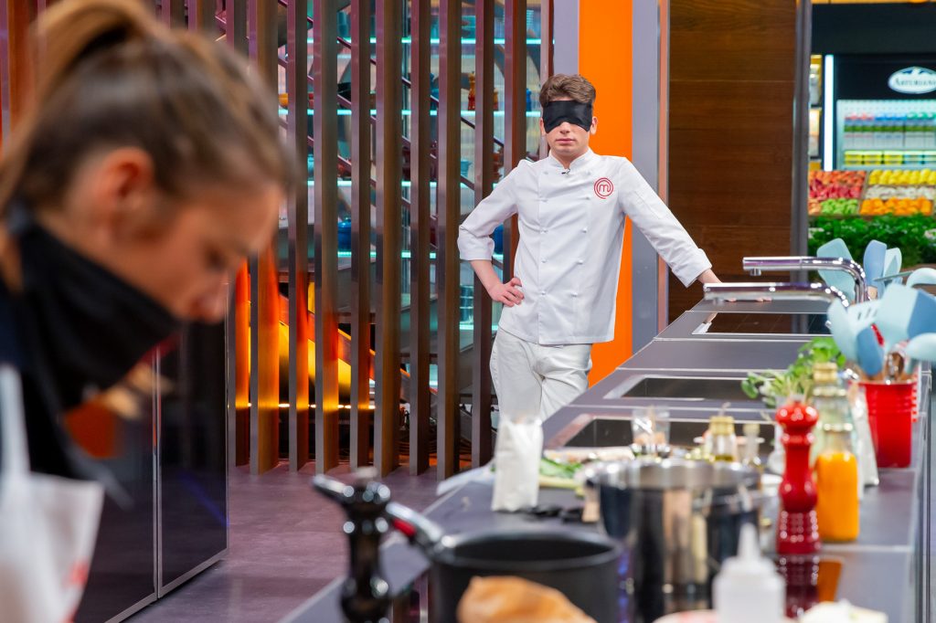 Pepe y Samantha cocinan juntos un plato de Jordi Cruz en ‘MasterChef’