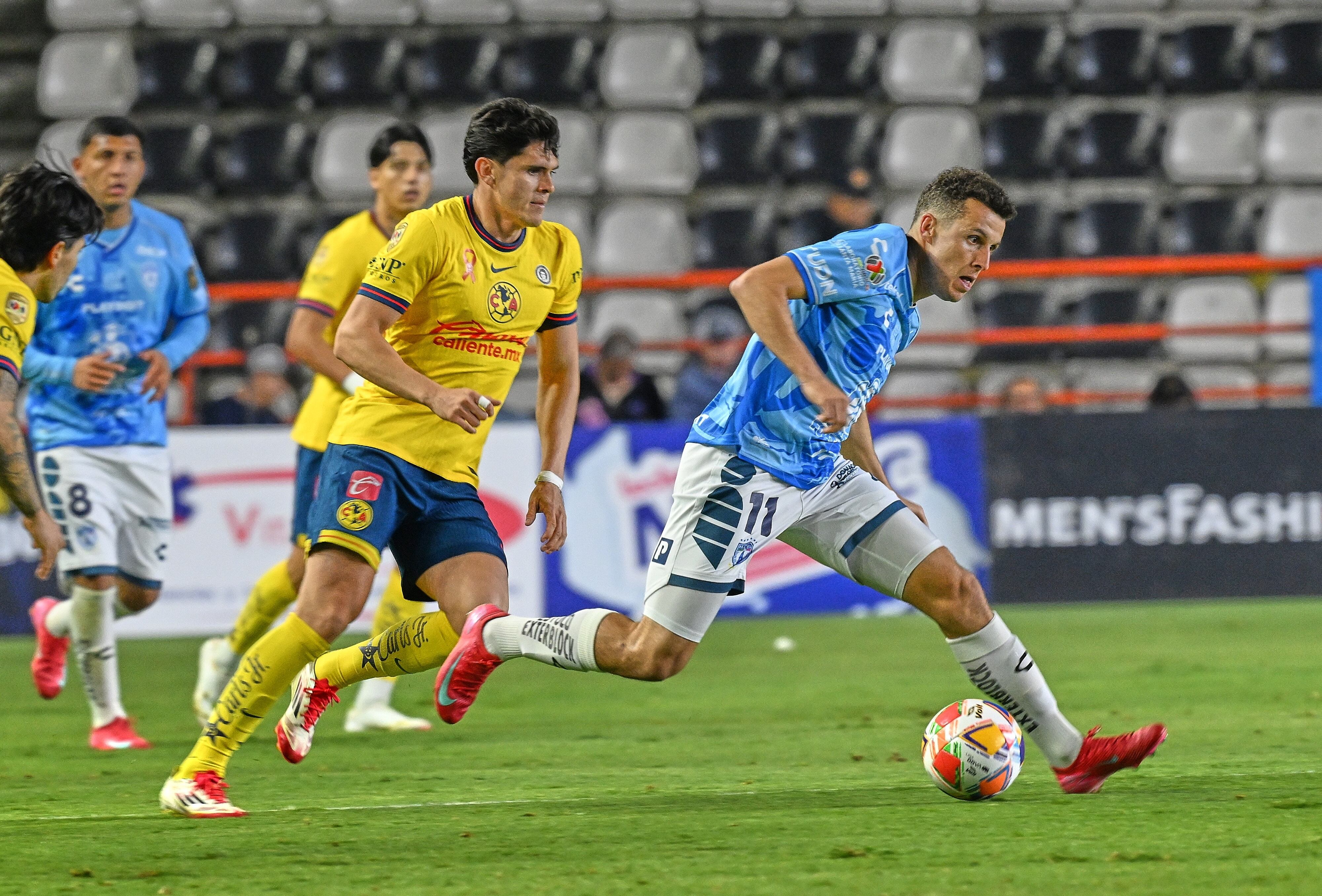  Israel Reyes (L) of America fights for the ball with Oussama Idrissi (R) of Pachuca during the Quarter-Final first leg match between Pachuca and America as part of the Liga BBVA MX, Torneo Clausura 2025 at Hidalgo Stadium on May 07, 2025 in Pachuca, Hidalgo, Mexico.