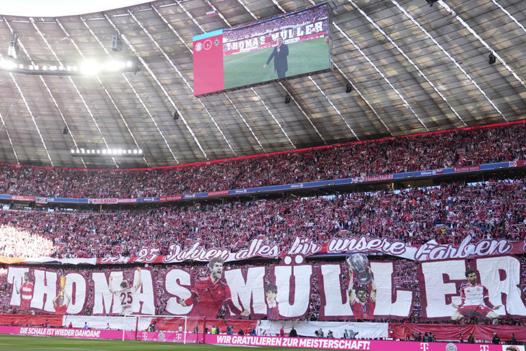 Bayern Munich fans cheers Bayern's Thomas Mueller who will play his last home match for Bayern Munich, ahead of the German Bundesliga soccer match between FC Bayern Munich and Borussia Moenchengladbach in Munich, Germany, Saturday, May 10, 2025. (AP Photo/Matthias Schrader)