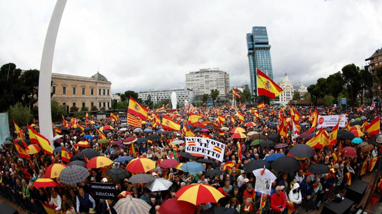 Más de 25.000 personas se manifiestan en Colón contra el Gobierno de Sánchez  y piden la convocatoria de elecciones