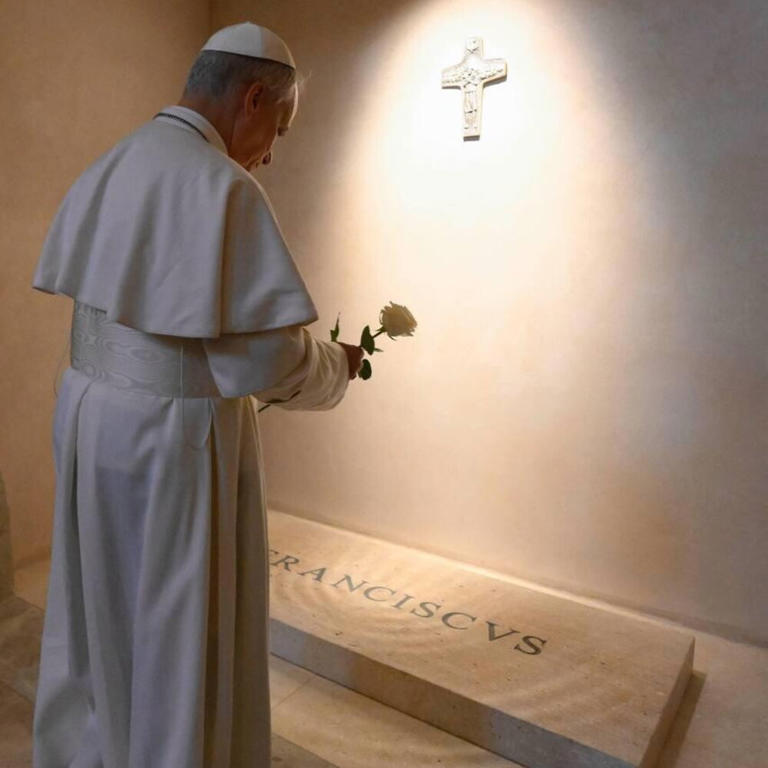 Il Papa in visita a sorpresa prima a Genazzano poi sulla tomba di Francesco
