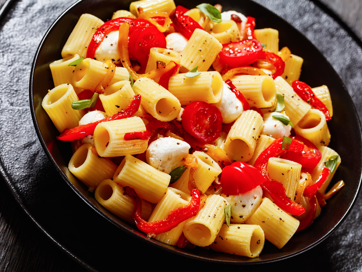 Nudelsalat mit Paprika, Mozzarella &amp; Pfeffer: Weltbestes Rezept