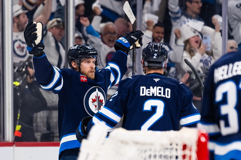 Bangkitnya Nik Ehlers: Dua Gol dan Sebuah Senyuman di Tengah Tekanan Playoff