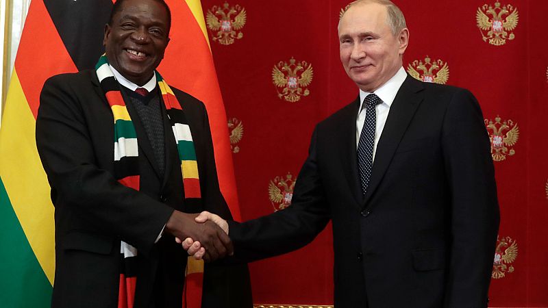 Le président russe Vladimir Poutine, à droite, et le président du Zimbabwe Emmerson Dambudzo Mnangagwa à Moscou, en Russie, mardi 15 janvier 2019.