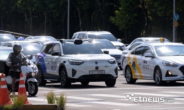 서울시 강남구 시범지구에서 에스더블유엠 로보택시가 운행을 하고 있다. 김민수기자 mskim@etnews.com