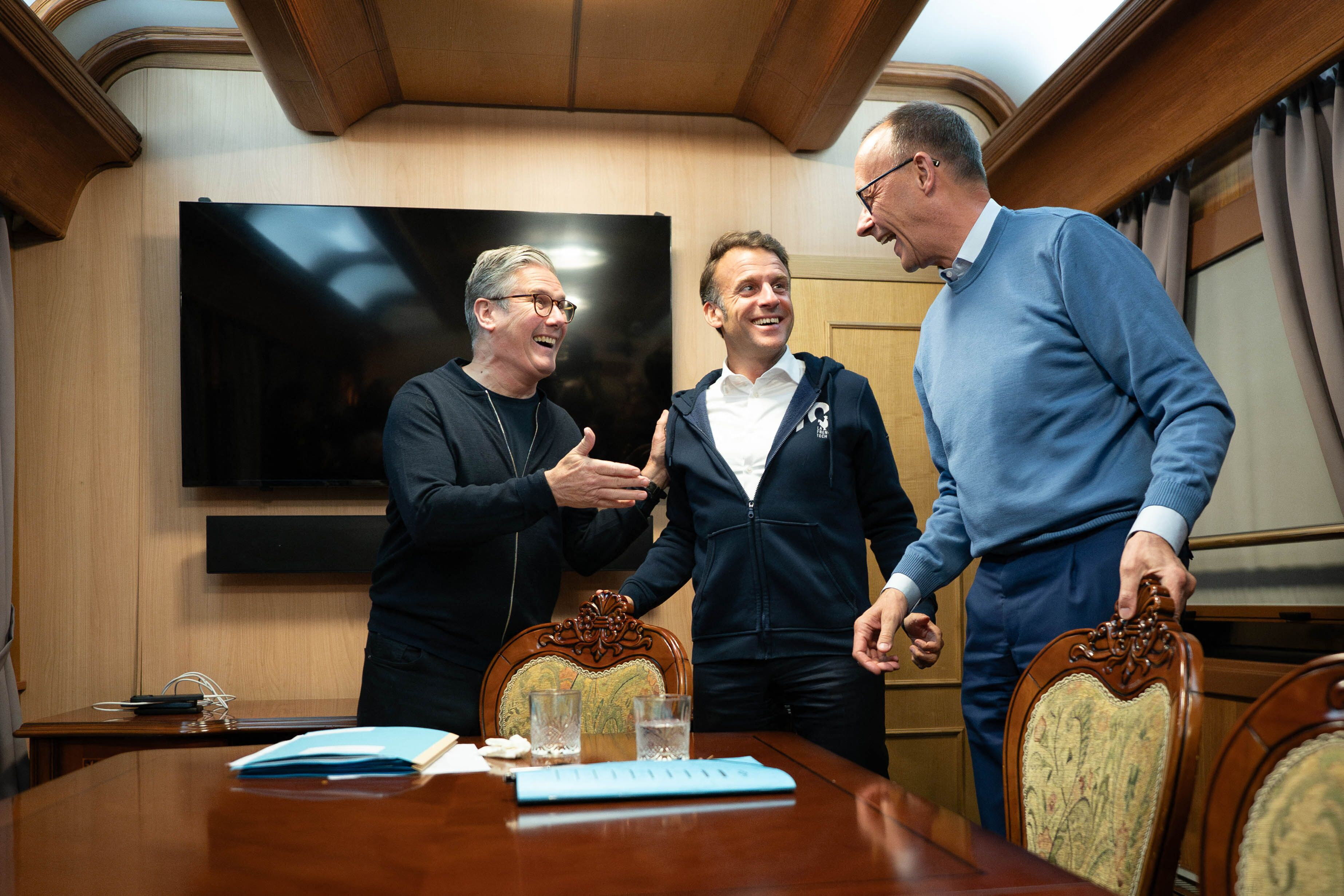 Les Premiers ministres britannique et allemand, Keir Starmer et Friedrich Merz, autour d'Emmanuel Macron, dans le train pour Kyiv, vendredi 9 mai.