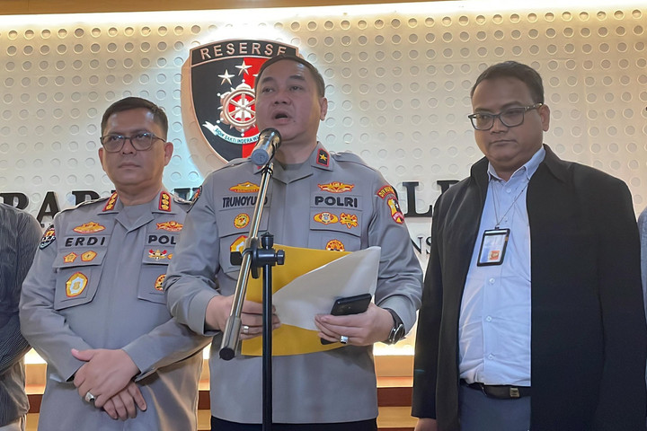Karopenmas Divisi Humas Polri, Brigjen Pol Trunoyudo Wisnu Andiko (tengah) memberikan keterangan pers penangguhan penahanan mahasiswi ITB pengunggah meme Prabowo-Jokowi di Gedung Bareskrim Polri, Jakarta, Minggu (11/5/2025). Foto: Fadhil Pramudya/kumparan