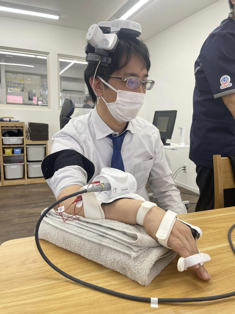 医療機器BMIをつけてリハビリに取り組む筆者