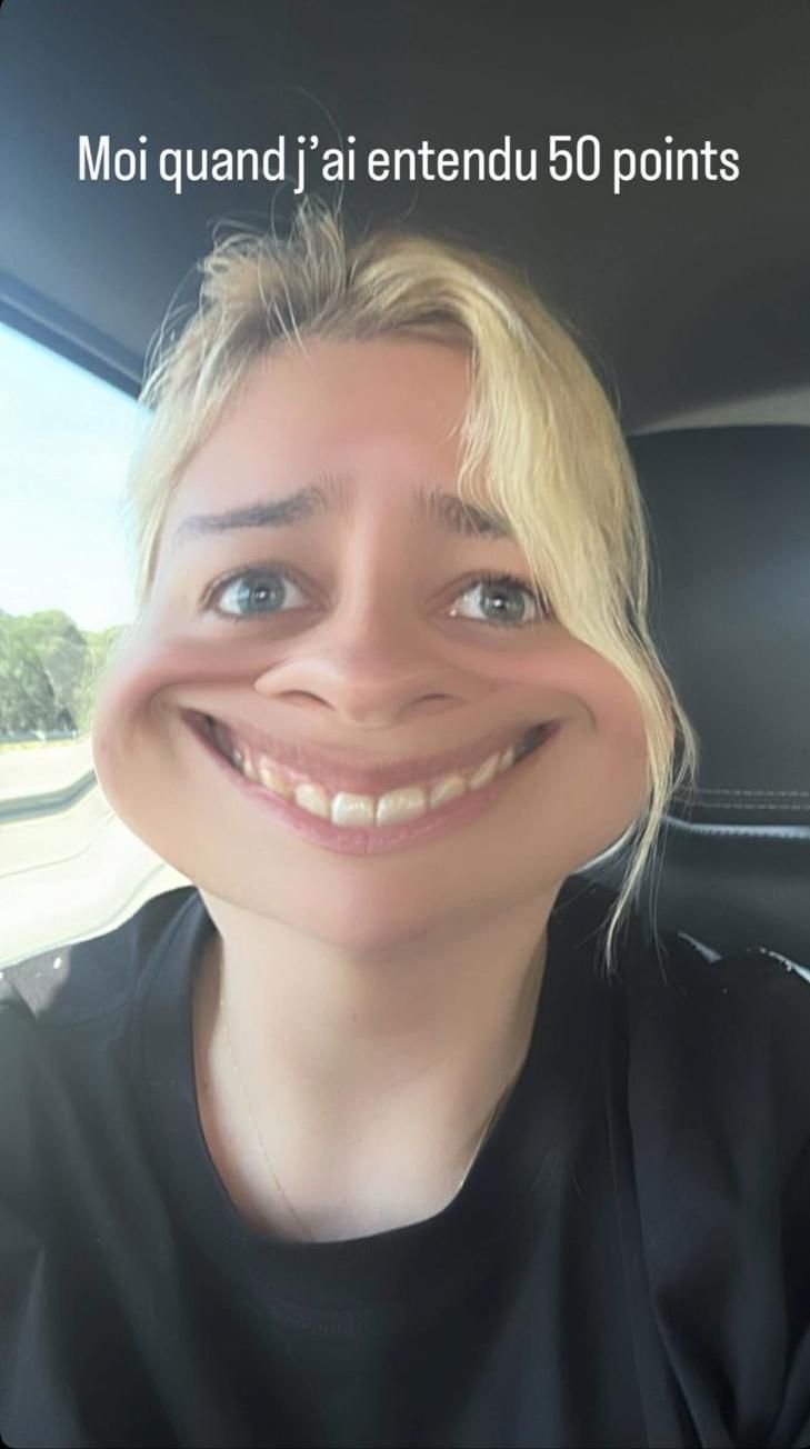 Elle s’est prise en photo avec un filtre déformant son visage en un immense sourire figé, accompagnée de la légende : "Moi quand j’ai entendu 50 points". © Story Instagram de Louane