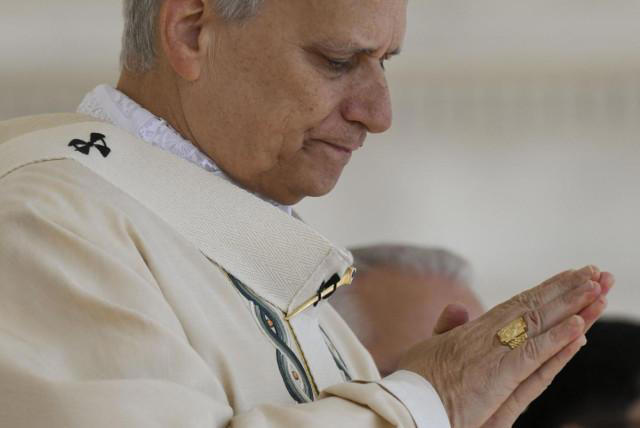Papa León XIV recibiendo el anillo del pescador AFP