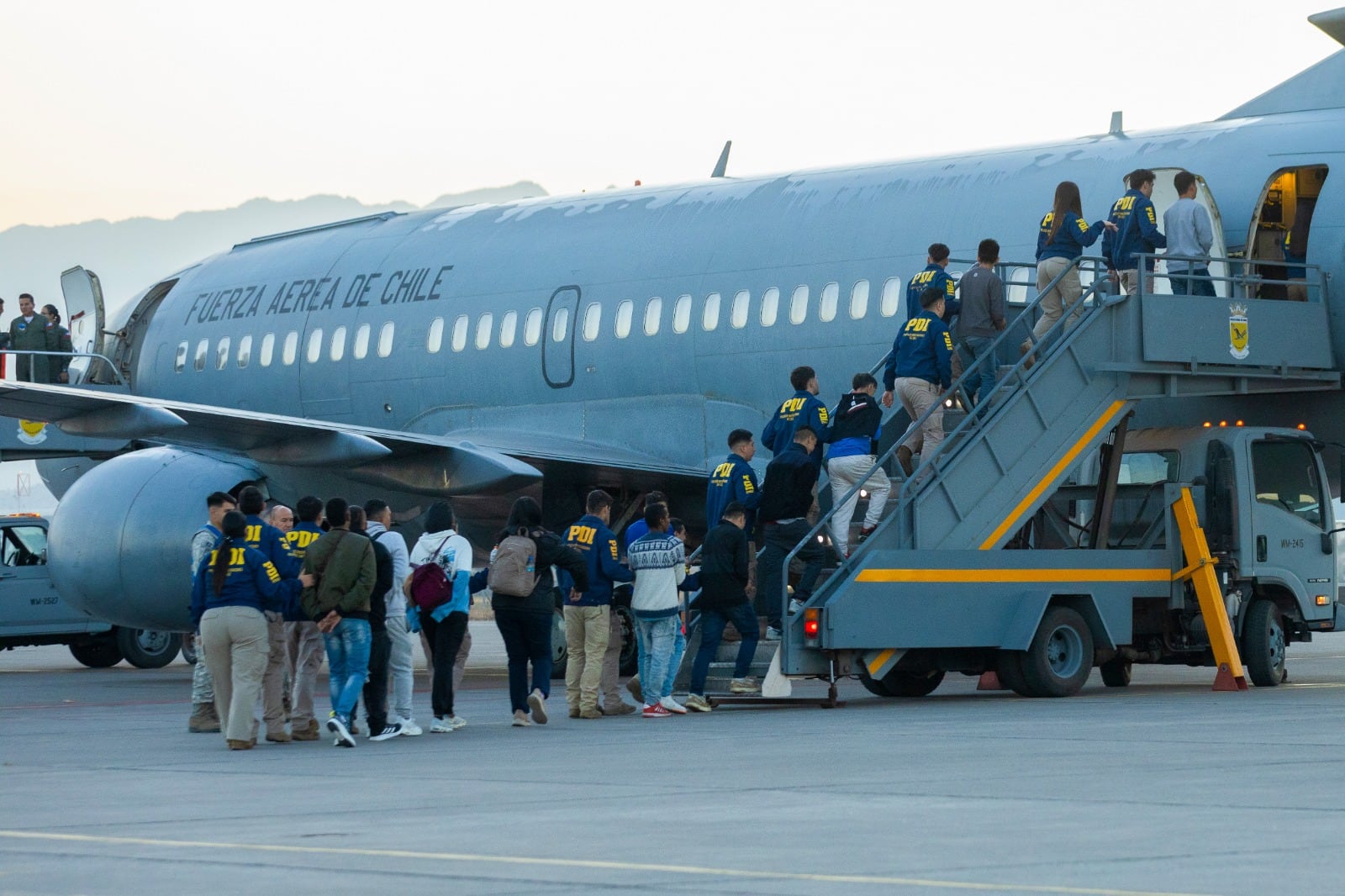 Nuevas expulsiones: 34 personas fueron trasladadas en un vuelo chárter ...