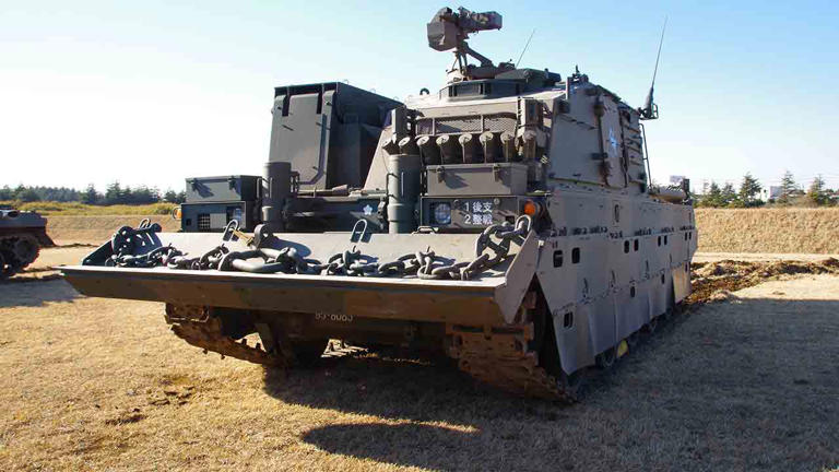 ⭐超希少　自衛隊 実物「三菱重工 61式戦車？銘板他」 ⭐超希少 自衛隊 実物「三菱重工 61式戦車？銘板他」 - メルカリ