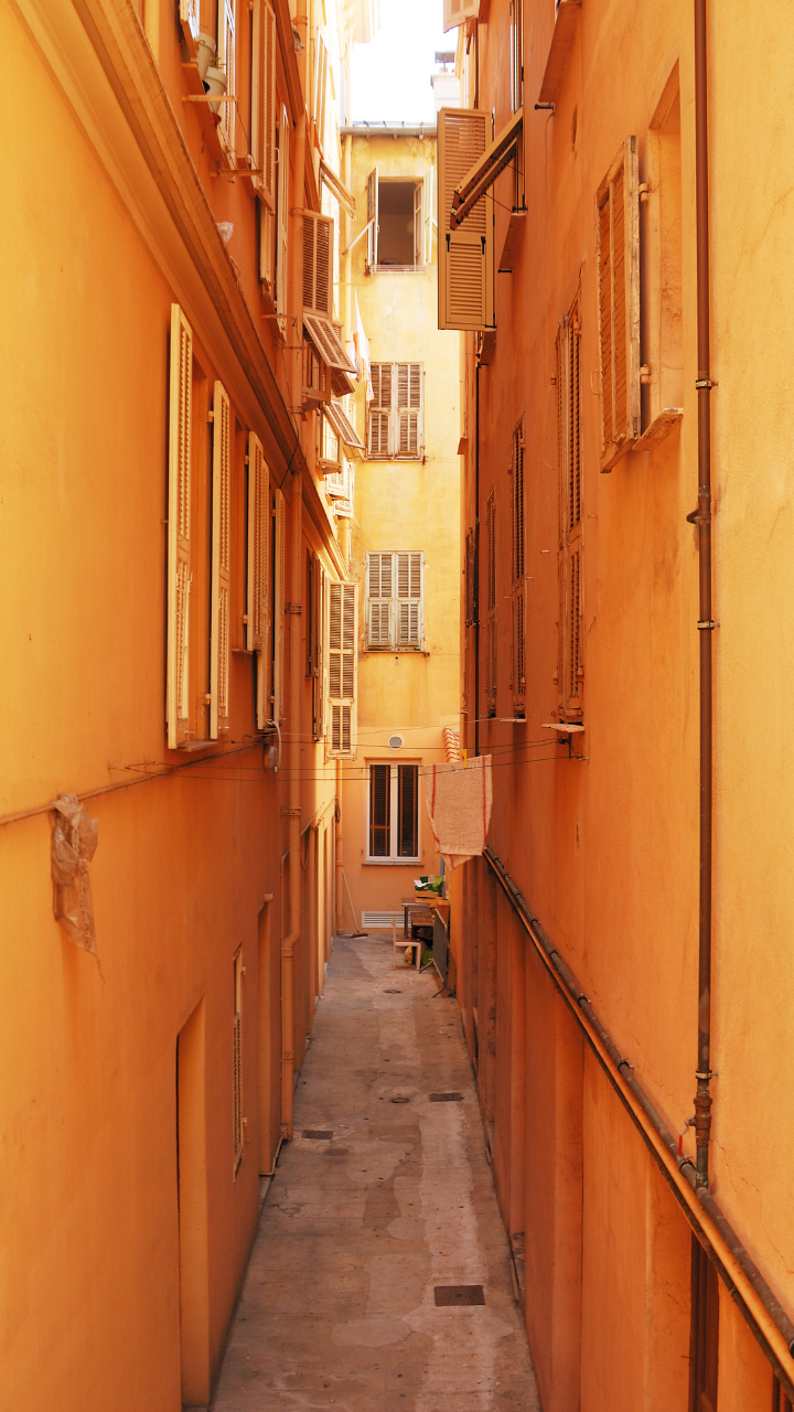 10 narrowest streets in historic cities of the world