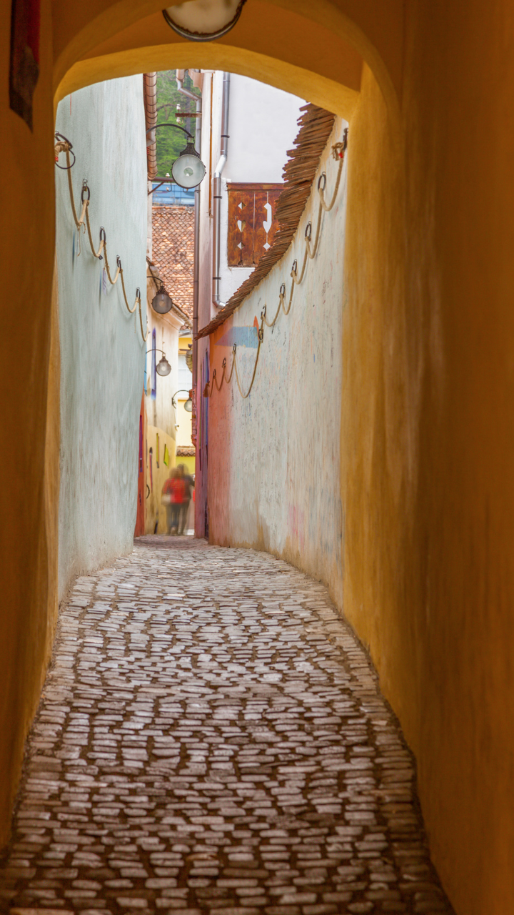 10 narrowest streets in historic cities of the world