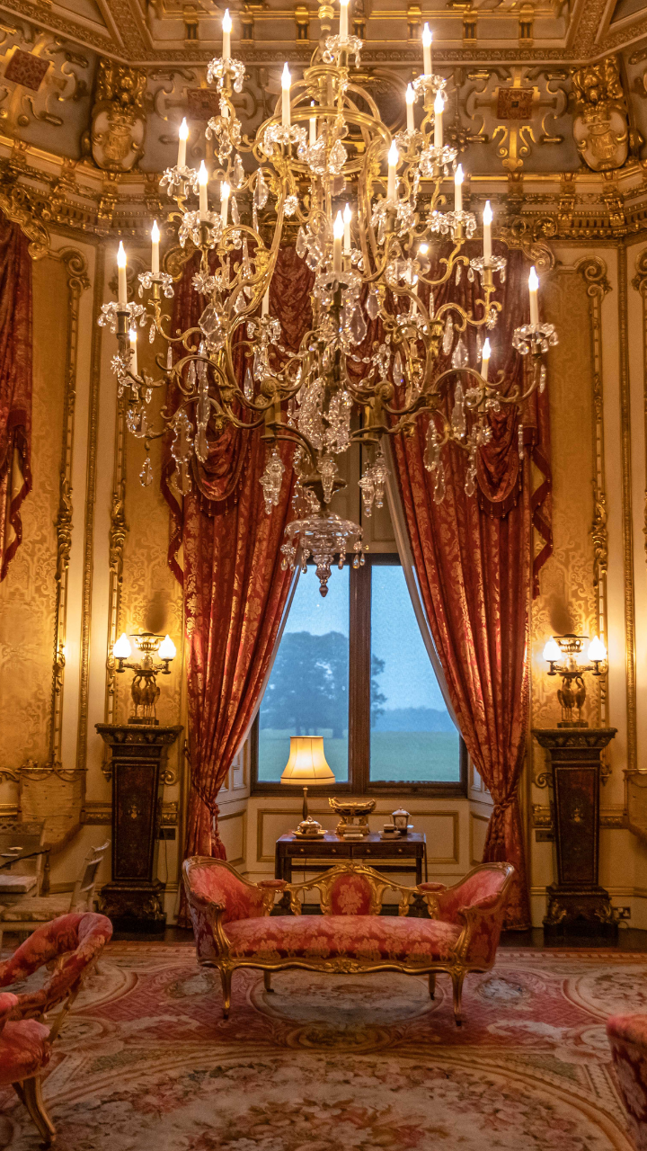 10 biggest castles and palaces in the world you can actually visit