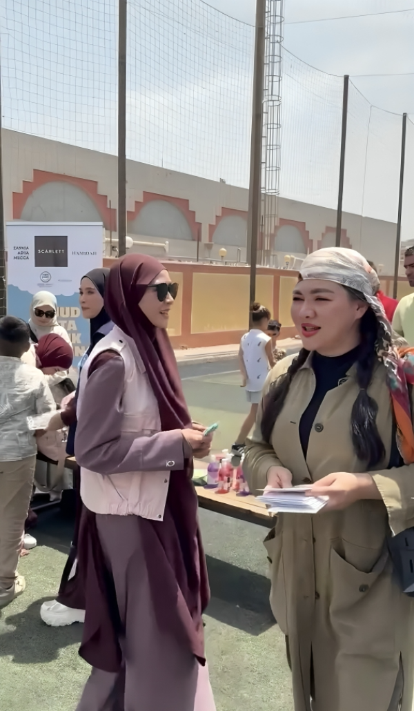 7 Gambar Zaskia Adya Mecca Peduli Warga Gaza yang Berlindung di Mesir