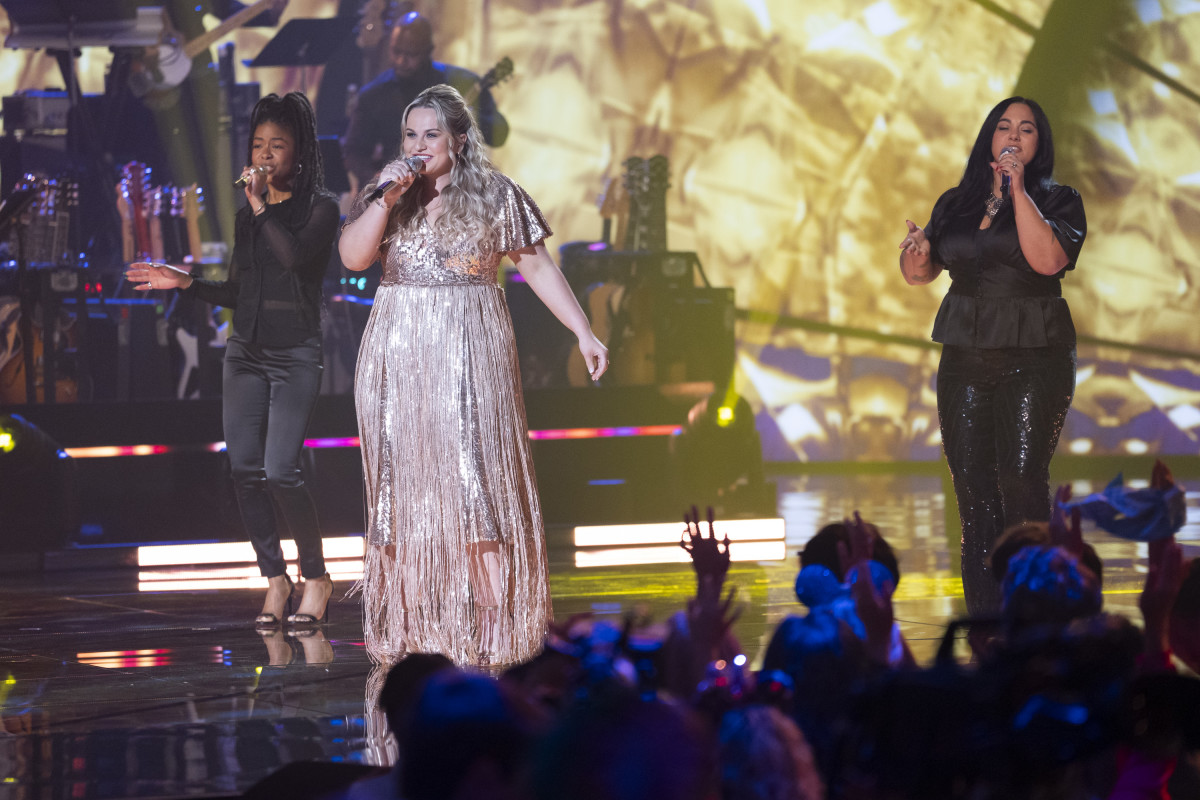 American Idol Finale Live Results Fans Rage as Field Narrows to 2