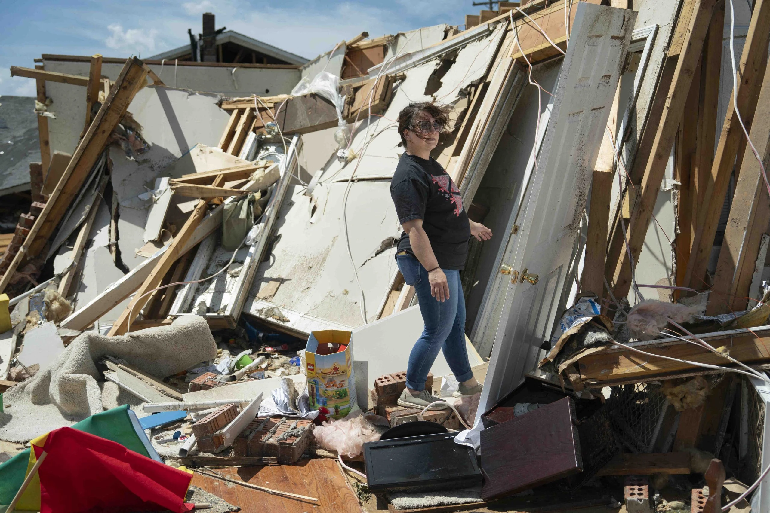 London, Kentucky tornado survivors piled into bathtubs, emerging to